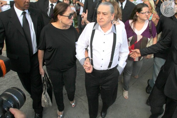 Vicente Sesso com Susana Vieira no enterro de Marcos Paulo