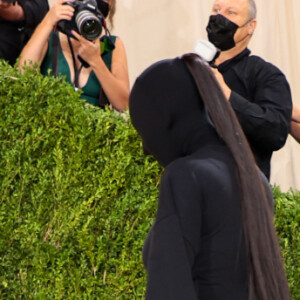 Fãs apontaram que look de Kim Kardashian no MET Gala pode ter sido em referência ao novo álbum do marido, Kanye West, 'Donda'