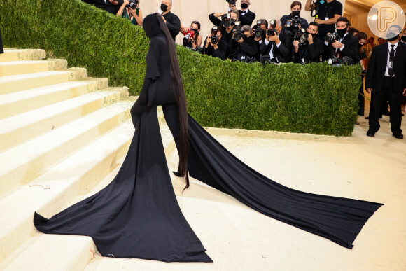 Fãs apontaram que look de Kim Kardashian no MET Gala pode ter sido em referência ao novo álbum do marido, Kanye West, 'Donda'