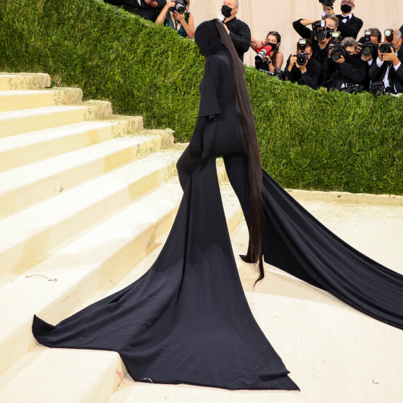 Fãs apontaram que look de Kim Kardashian no MET Gala pode ter sido em referência ao novo álbum do marido, Kanye West, 'Donda'