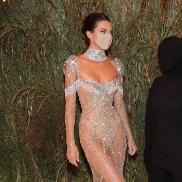 Kim Kardashian e Kendall Jenner foram clicadas juntas no MET Gala e comparação de looks rendeu memes na web