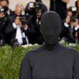 Look de Kim Kardashian no MET Gala viralizou na web por cobrir todo o corpo e rosto, todo em preto, da marca Balenciaga