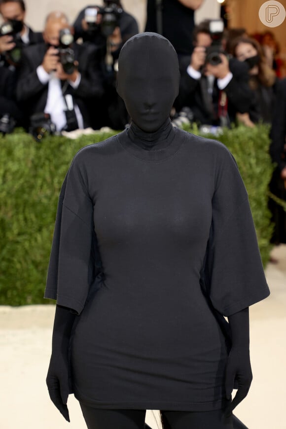 Look de Kim Kardashian no MET Gala viralizou na web por cobrir todo o corpo e rosto, todo em preto, da marca Balenciaga