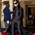 Kim Kardashian exibiu o rosto para a festa após o MET Gala, tirando a máscara que chocou a web e rendeu memes no tapete vermelho