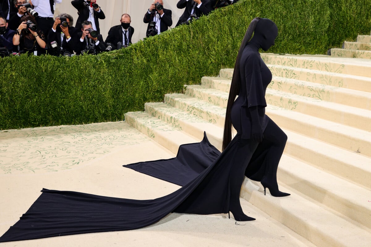 Foto: Enquanto o look todo preto de Kim Kardashian no MET Gala foi da  Balenciaga, o de Kendall Jenner foi da Givenchy - Purepeople