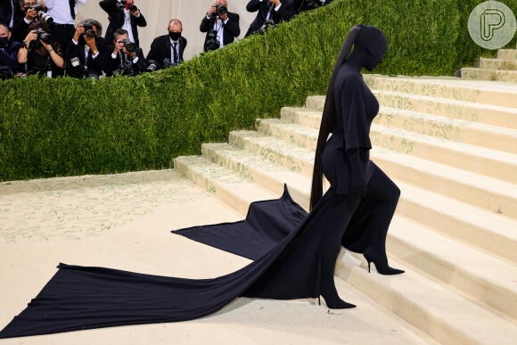 Enquanto o look todo preto de Kim Kardashian no MET Gala foi da Balenciaga, o de Kendall Jenner foi da Givenchy