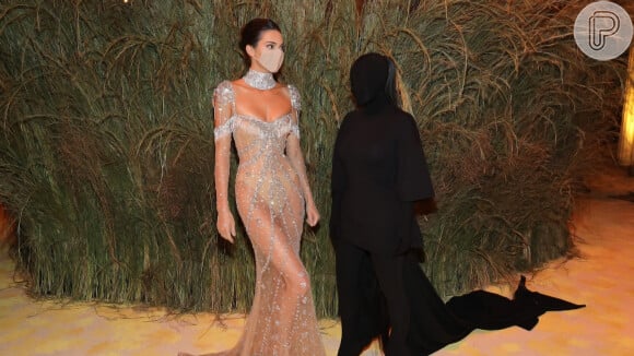 Kim Kardashian virou meme ao ser posar ao lado da irmã Kendall Jenner no MET Gala: 'Eu e o demônio da paralisia do sono'