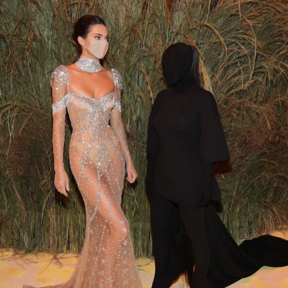 Kim Kardashian virou meme ao ser posar ao lado da irmã Kendall Jenner no MET Gala: 'Eu e o demônio da paralisia do sono'
