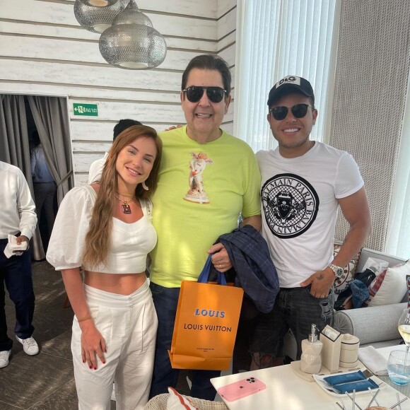 Fausto Silva foi tietado por Tierry e Gabi Martins em restaurante em Dubai