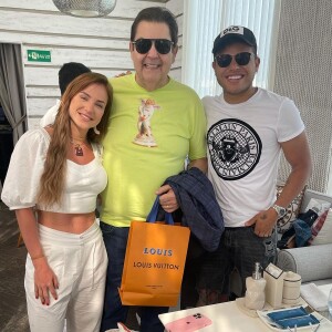 Fausto Silva posou para fotos com cantor Tierry e ex-BBB Gabi Martins