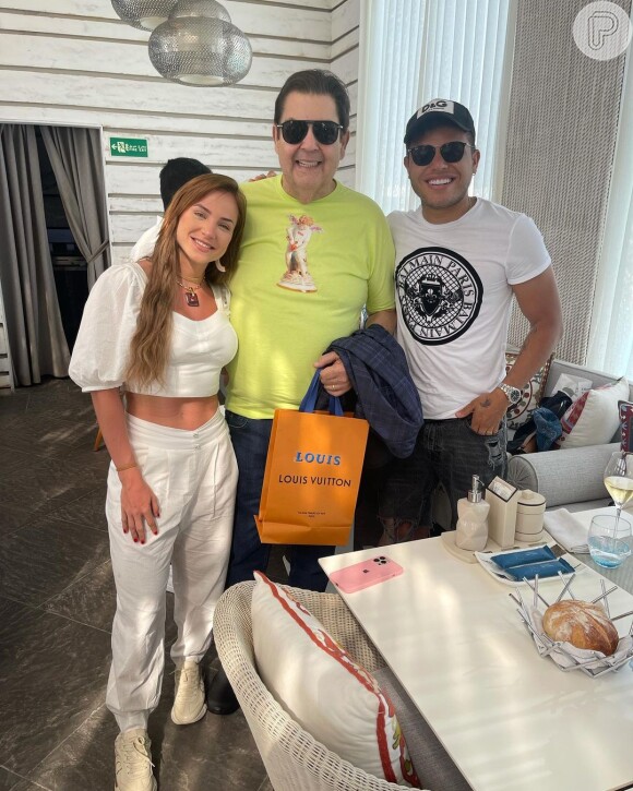 Fausto Silva posou para fotos com cantor Tierry e ex-BBB Gabi Martins