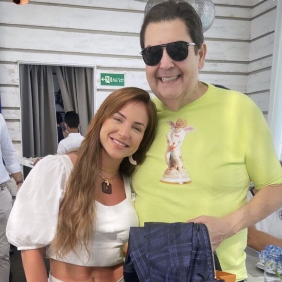 Gabi Martins fica nervosa ao ver Faustão: 'Estou tentando fingir costume'