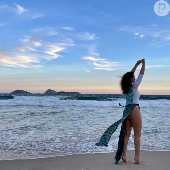 Luma de Oliveira valorizou pernas com saída de praia estampada