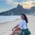 Luma de Oliveira usou look de praia com branco e estampa verde geométrica