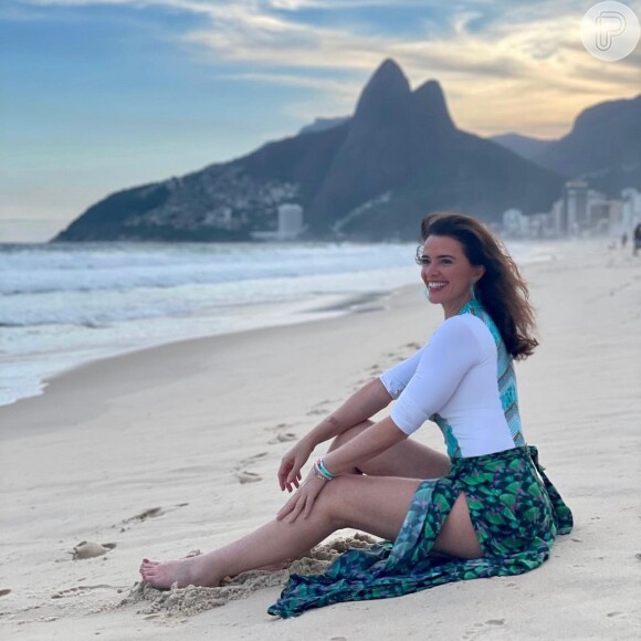 Luma de Oliveira usou look de praia com branco e estampa verde geométrica