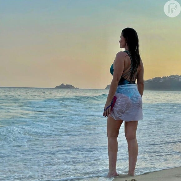 Luma de Oliveira combina maiô tie-dye com saída de praia transparente