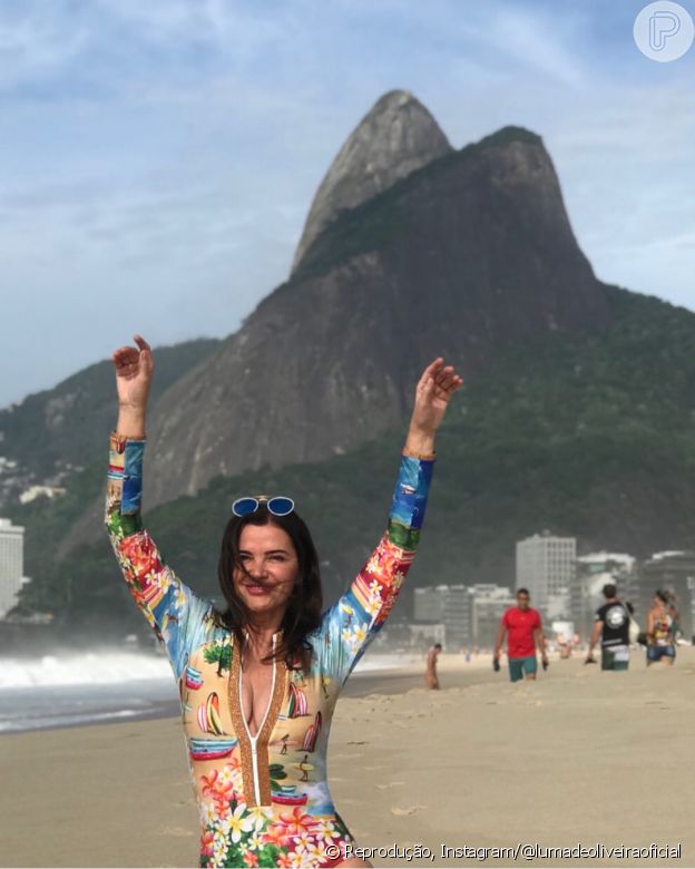 Luma de Oliveira com maiô decotado e óculos de sol