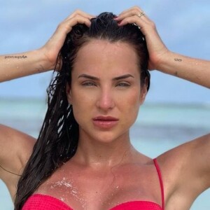 Corpo de Gabi Martins: ex-BBB exibiu barriga chapada em foto de biquíni
