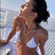 Bruna Marquezine valorizou o corpo com um modelo de biquíni asa delta