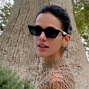 Bruna Marquezine combinou biquíni com uma saída de praia vazada para curtir o sol da Grécia