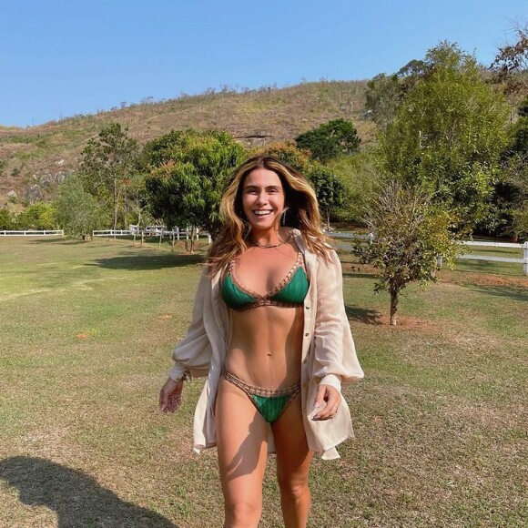 Giovanna Antonelli posa de biquíni e agita seguidores