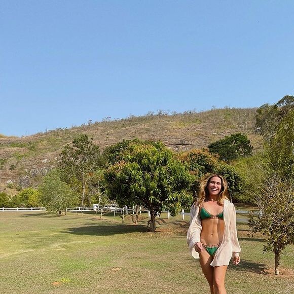 Giovanna Antonelli escolheu biquíni tendência para look em novas fotos