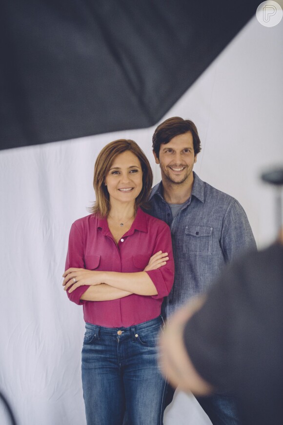 Adriana Esteves e Vladimir Brichta posam juntos para fotos nos bastidores de campanha para a TV