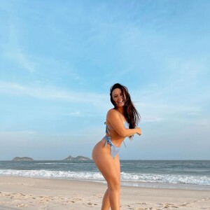 Larissa Manoela prefere calcinhas de cintura alta, tendência do próximo verão