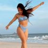 Larissa Manoela passeia pela praia com biquíni cortinha da moda
