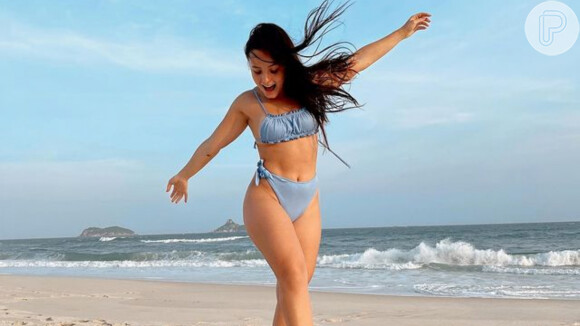 Larissa Manoela passeia pela praia com biquíni cortinha da moda
