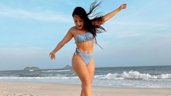 Larissa Manoela passeia na praia com biquíni cortininha febre entre famosas. Fotos!