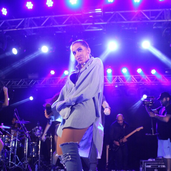 Anitta é fã de looks jeans há anos: em 2017, ela havia usado a bota do tecido em show no Rio