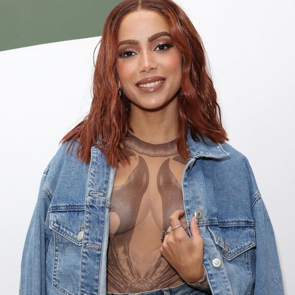 Ruiva, Anitta alia transparência e jeans em look de R$ 15 mil e 'recicla' botas de 2017