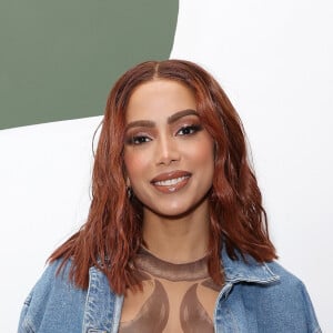 Ruiva, Anitta surge poderosa em evento da Billboard nos EUA