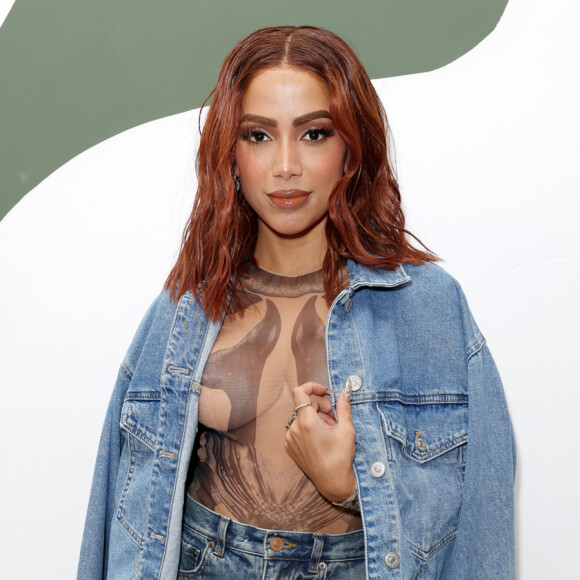 Ruiva, Anitta alia transparência e jeans em look de R$ 15 mil e 'recicla' botas de 2017