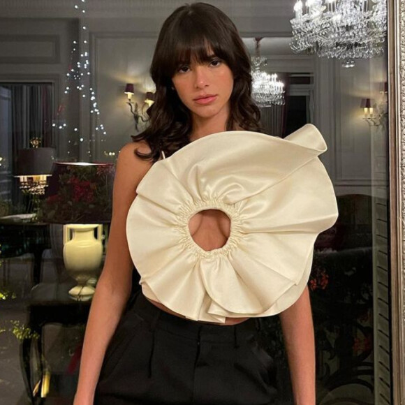 Bruna Marquezine escolheu look ousado para jantar em Paris, na França