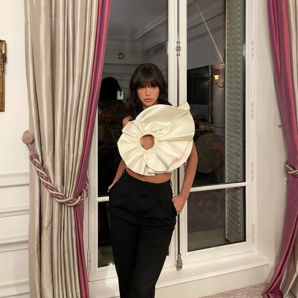Bruna Marquezine usou top em formato de flor da estilista Magda Butrym e calça preta da marca Yves Saint Laurent
