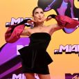 Bia Coelho alia preto e rosa em look no MTV MIAW