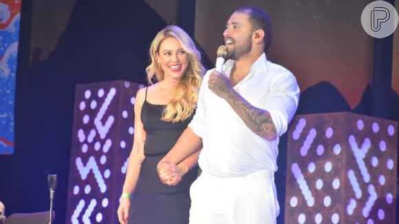 Paolla aparece no palco no show de Diogo Nogueira e os dois trocam beijos em frente à plateia