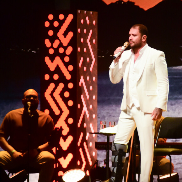 Sambista não deixou de fazer shows após lesionar a perna