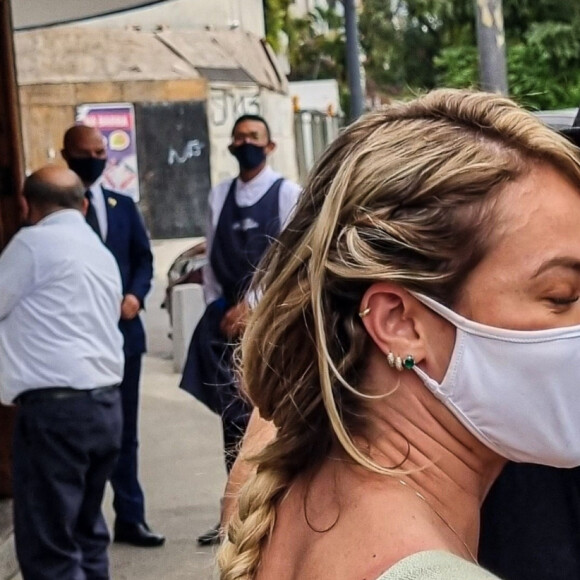 Os dois costumam trocar carinhos até por cima das máscaras