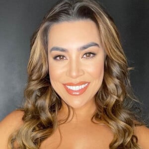 De top e short curto, Naiara Azevedo rebolou exibindo a cintura fina