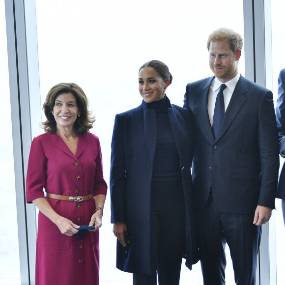 Meghan Markle apostou em produção grifada toda preta em NY