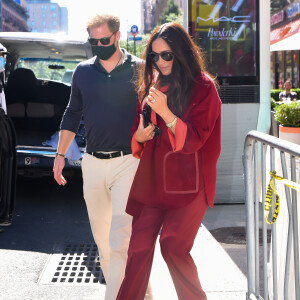 Meghan Markle escolheu look monocromático magenta em viagem