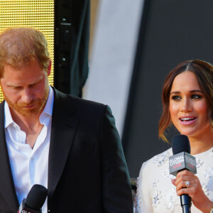 Meghan Markle usa vestido bordado Valentino em viagem a NY