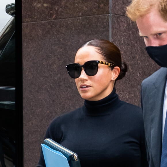 Detalhes de look preto e caramelo de Meghan Markle em viagem a Nova York