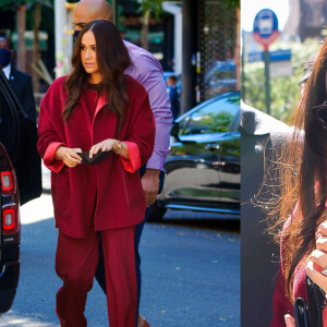 Look magenta de Meghan Markle em viagem a Nova York