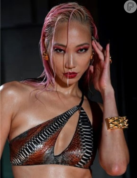 Foto: Experts de maquiagem detalham visuais de desfile da marca de Rihanna  - Purepeople