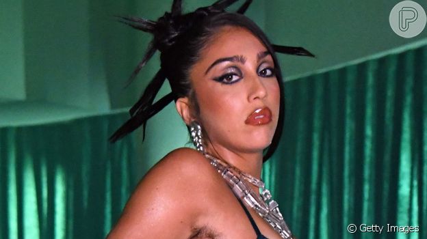 Maquiagem de festa: olho gráfico e boca nude inspirada em desfile