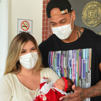 Lorena Improta e Leo Santana posam com Liz ao deixarem hospital com filha. Fotos!